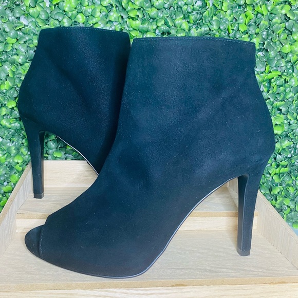 Michael Kors booties, used in great condition. - Picture 2 of 4